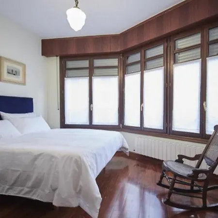 Nana In Parking En El Edificio * Bilbao