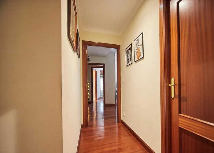 Nana In Parking En El Edificio Bilbao