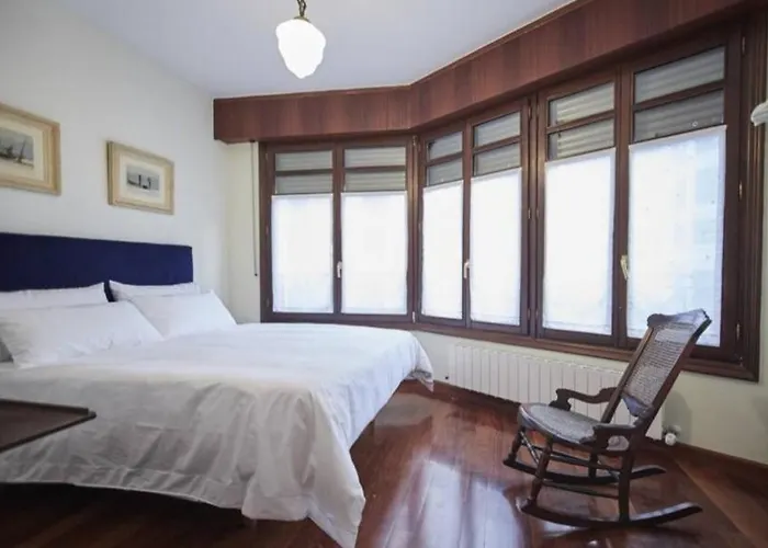 Nana In Parking En El Edificio * Bilbao