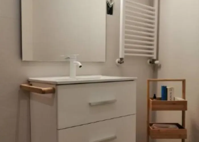 Nana In Parking En El Edificio Appartement