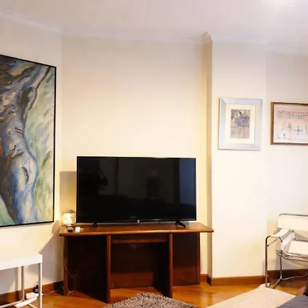 Nana In Parking En El Edificio דירה