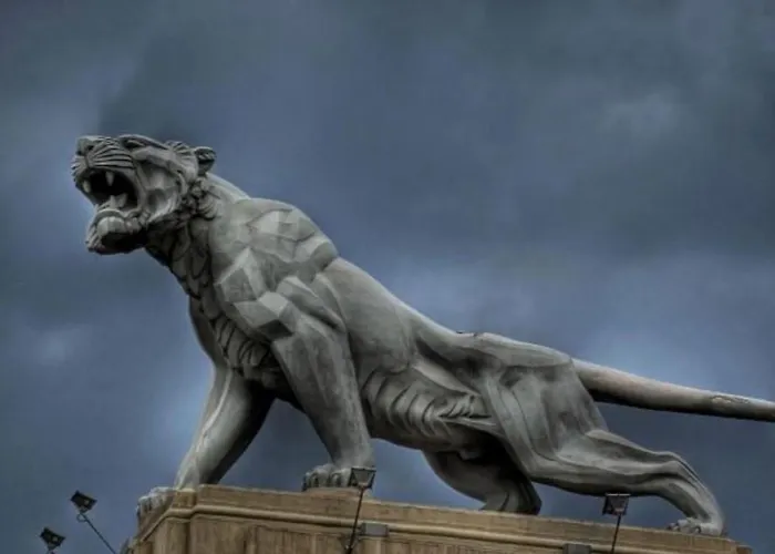 Nana In Parking En El Edificio *