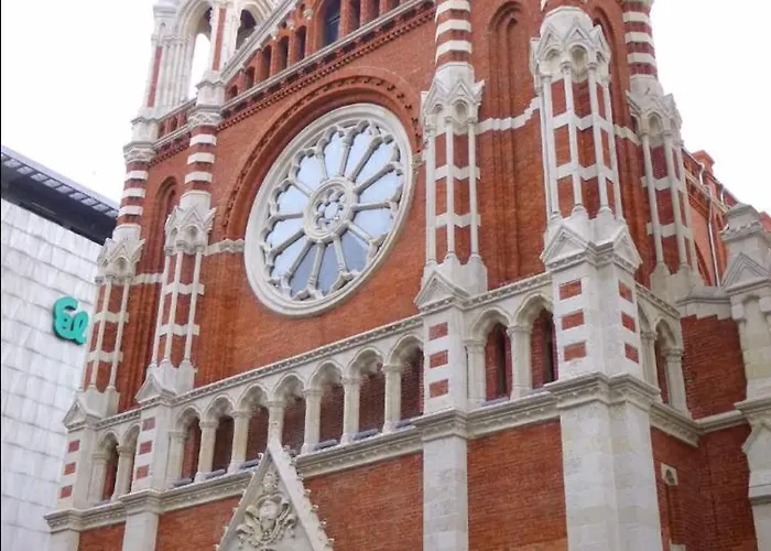 Nana In Parking En El Edificio בילבאו